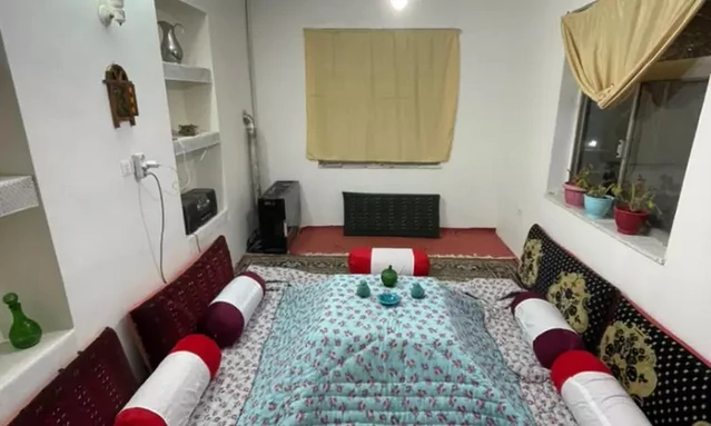 اتاق کرسی اقامتگاه سنتی عقیق طرقبه